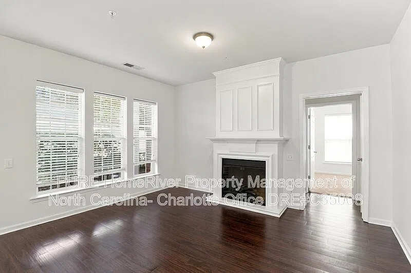 3 bed, 2.0 bath, 1294 sqft, $1,771 — Photo 2