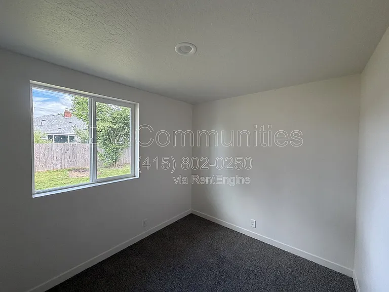 1246 Hughes St — Photo 10