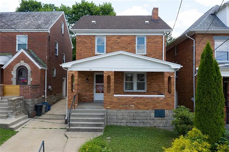 700 Rossmore Ave photo 1