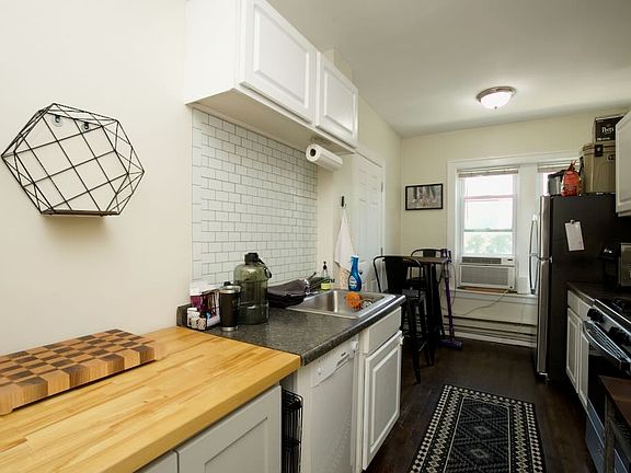 2nd image of 3819 N Greenview Ave #S3