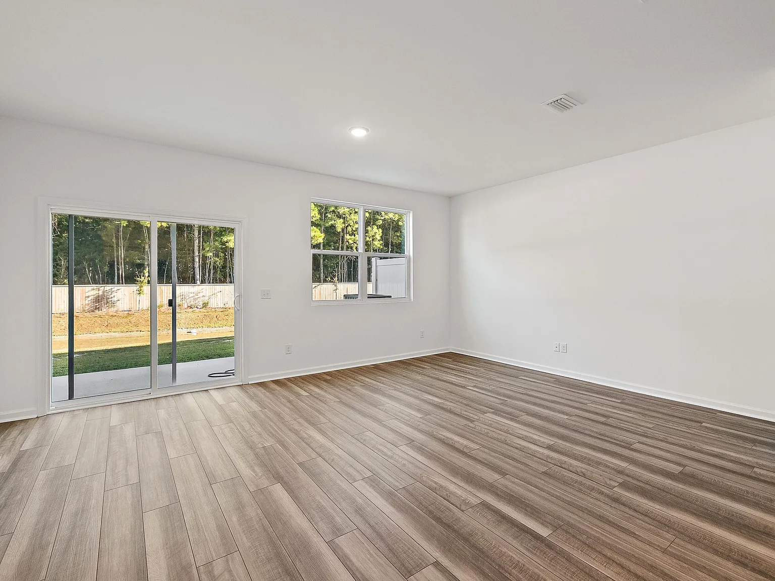 3 bed, 2.0 bath, 1386 sqft, $2,095 — Photo 2