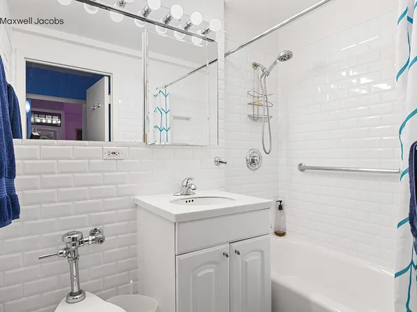 45 West 54th Street image 8 of 12