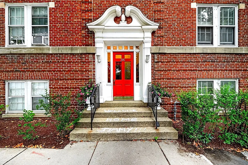 3 bed, 1.0 bath, 1050 sqft, $4,500 — Photo 1