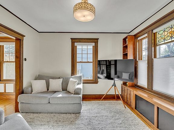 4th image of 82 Oak St