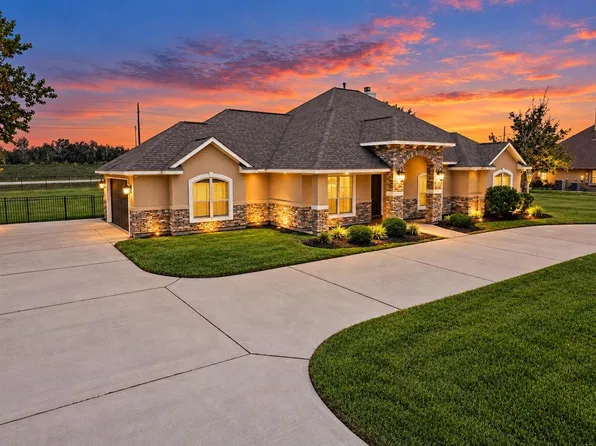 8999 Water Point Dr, Beach City, TX 77523