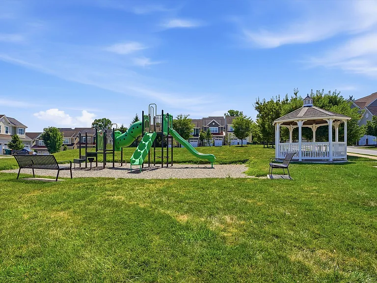 160 Shilling Ave — Photo 27