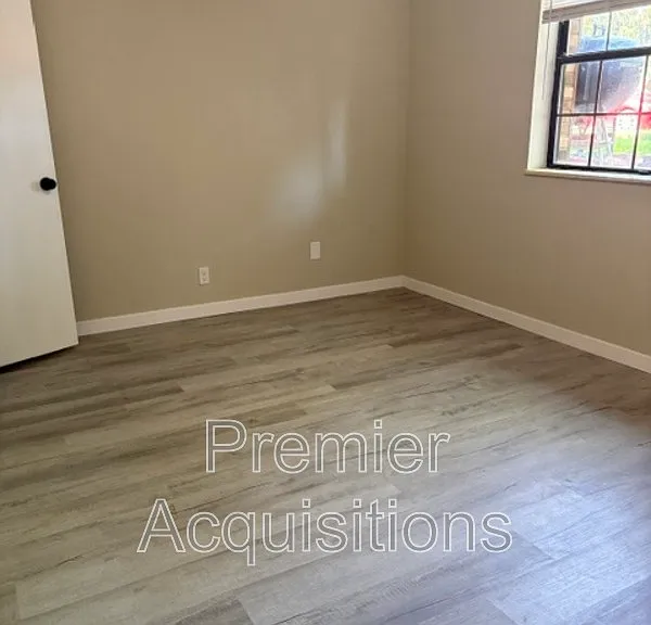 201 E Woodlawn Ave #15 — Photo 5