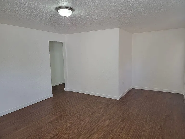 Avondale Apartments — Photo 13