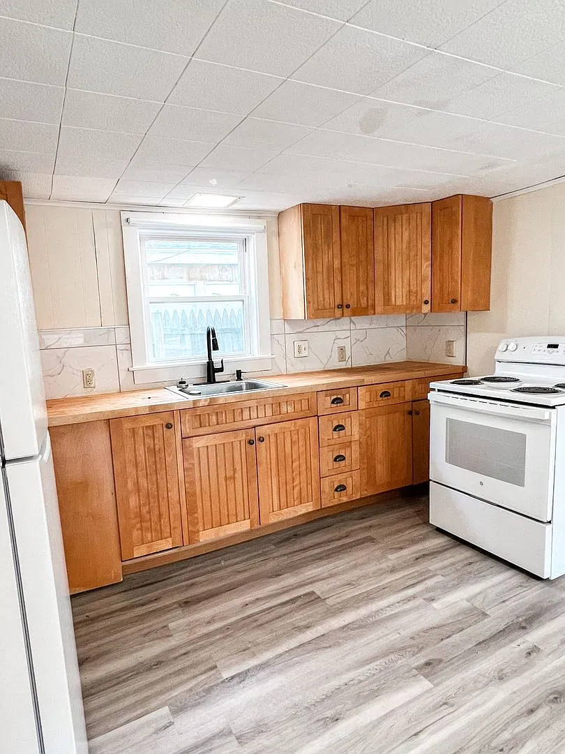 20 Cedar St, Burlington, VT | 5 Bedroom House with Private Yard & Parking | June 2027 — Photo 2