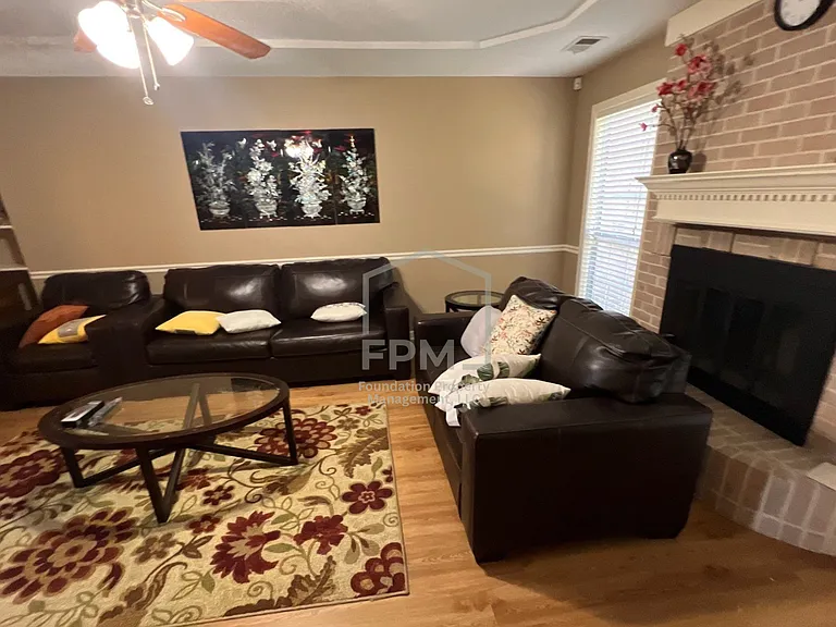 1095 Carriage Dr S — Photo 6