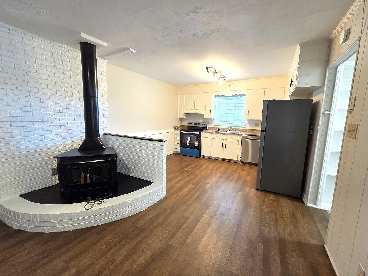 Large Brick Ranch with Private Fenced Yard in East Charlotte — Photo 4