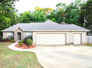 70 Red Oak Dr, Deatsville, AL 36022
