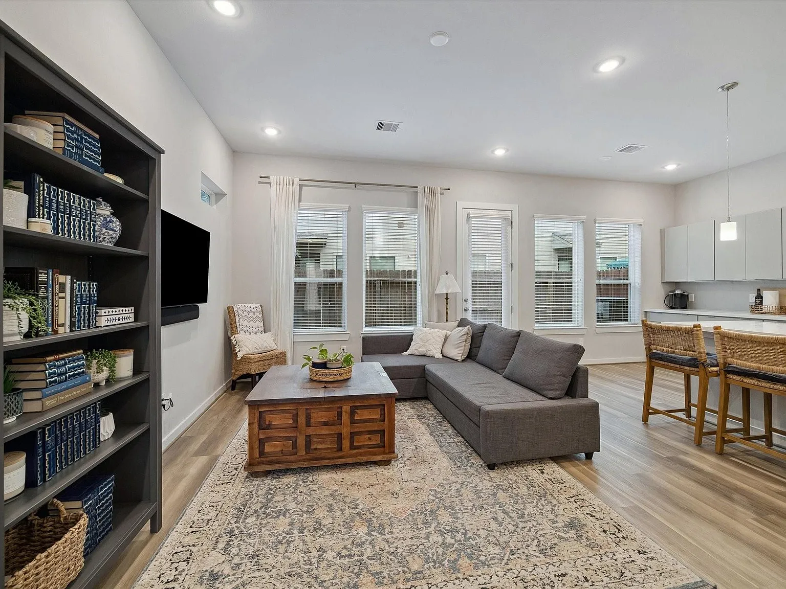 3 bed, 2.5 bath, 1600 sqft, $2,250 — Photo 2