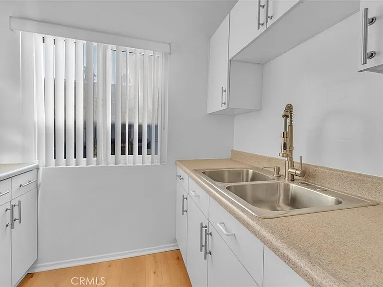6643 De Longpre Ave #10 — Photo 17