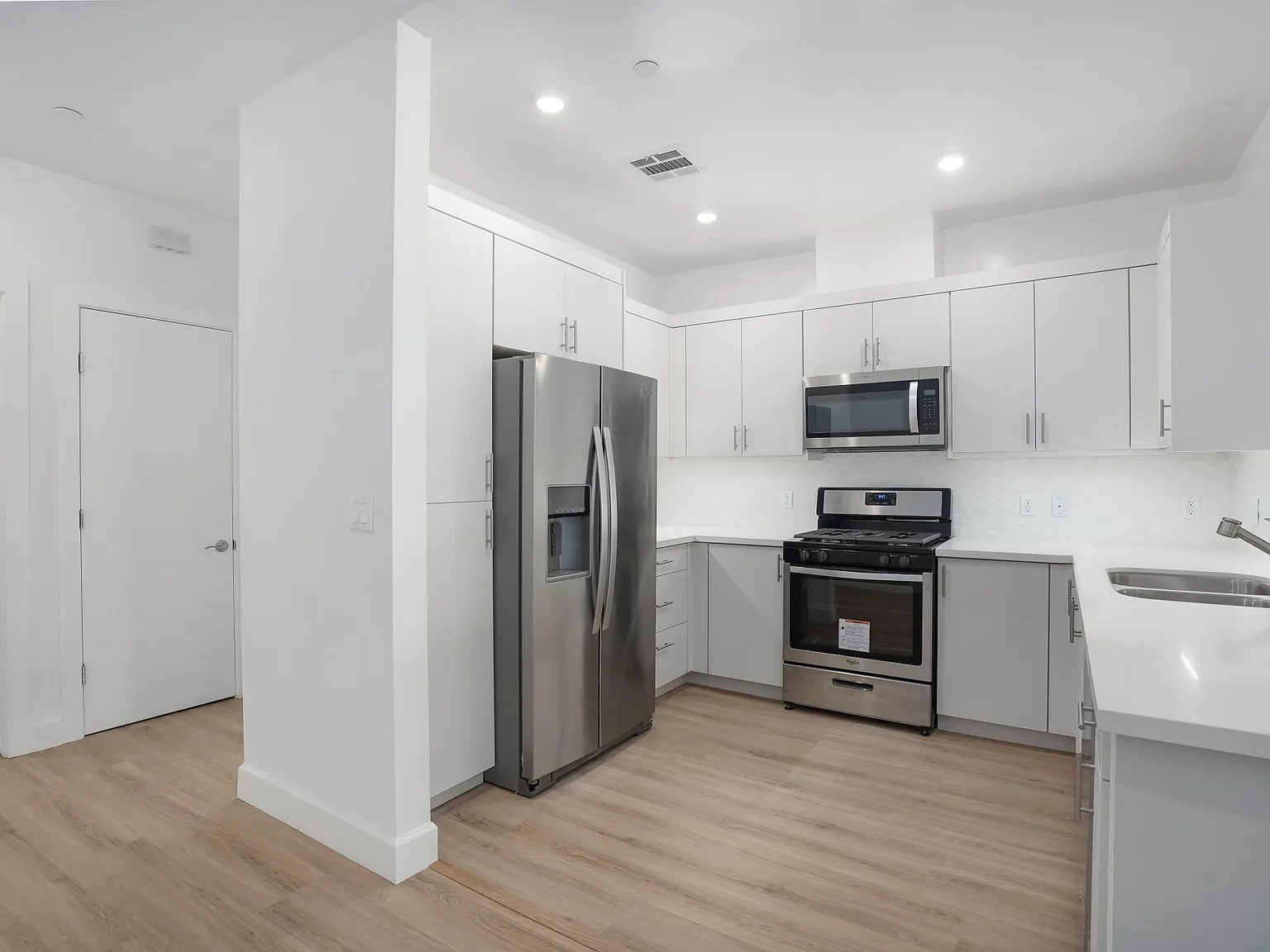 1832 S Barrington Ave — Photo 3
