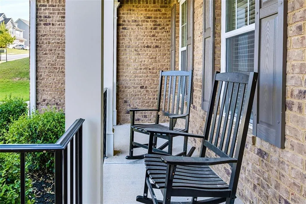 6 bed, 4.5 bath, 5297 sqft, $4,500 — Photo 2