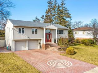 352 Elm Dr, Roslyn, NY 11576