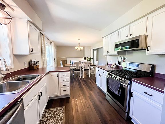 Updated kitchen with everything you need to make great meals and entertain
