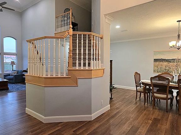 Entryway w/elegant stairway