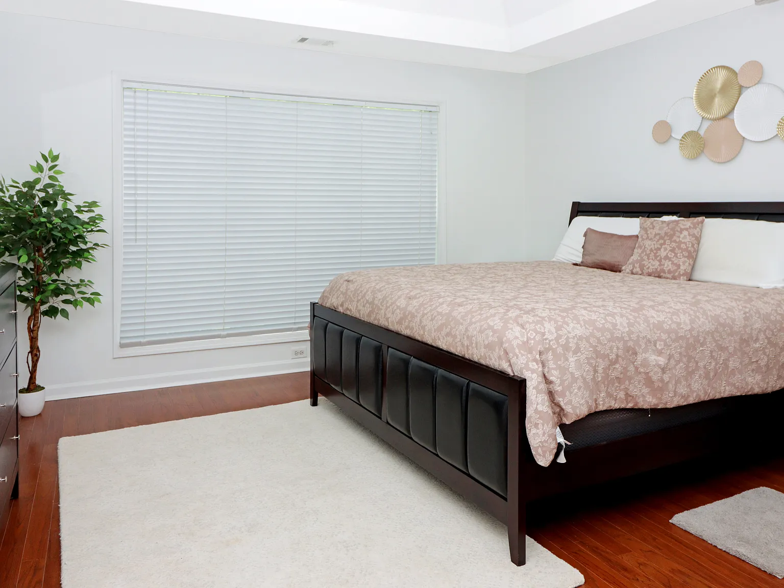 4 bed, 2.5 bath, 2522 sqft, $6,750 — Photo 2