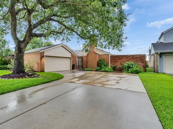 2362 College Green Dr, Houston, TX 77058