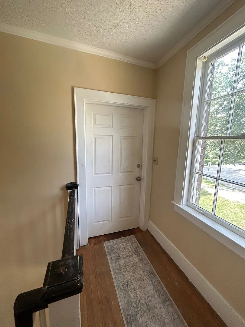 3 Bedrooms | 1 Bathroom | USC Area Upstairs Duplex — Photo 3