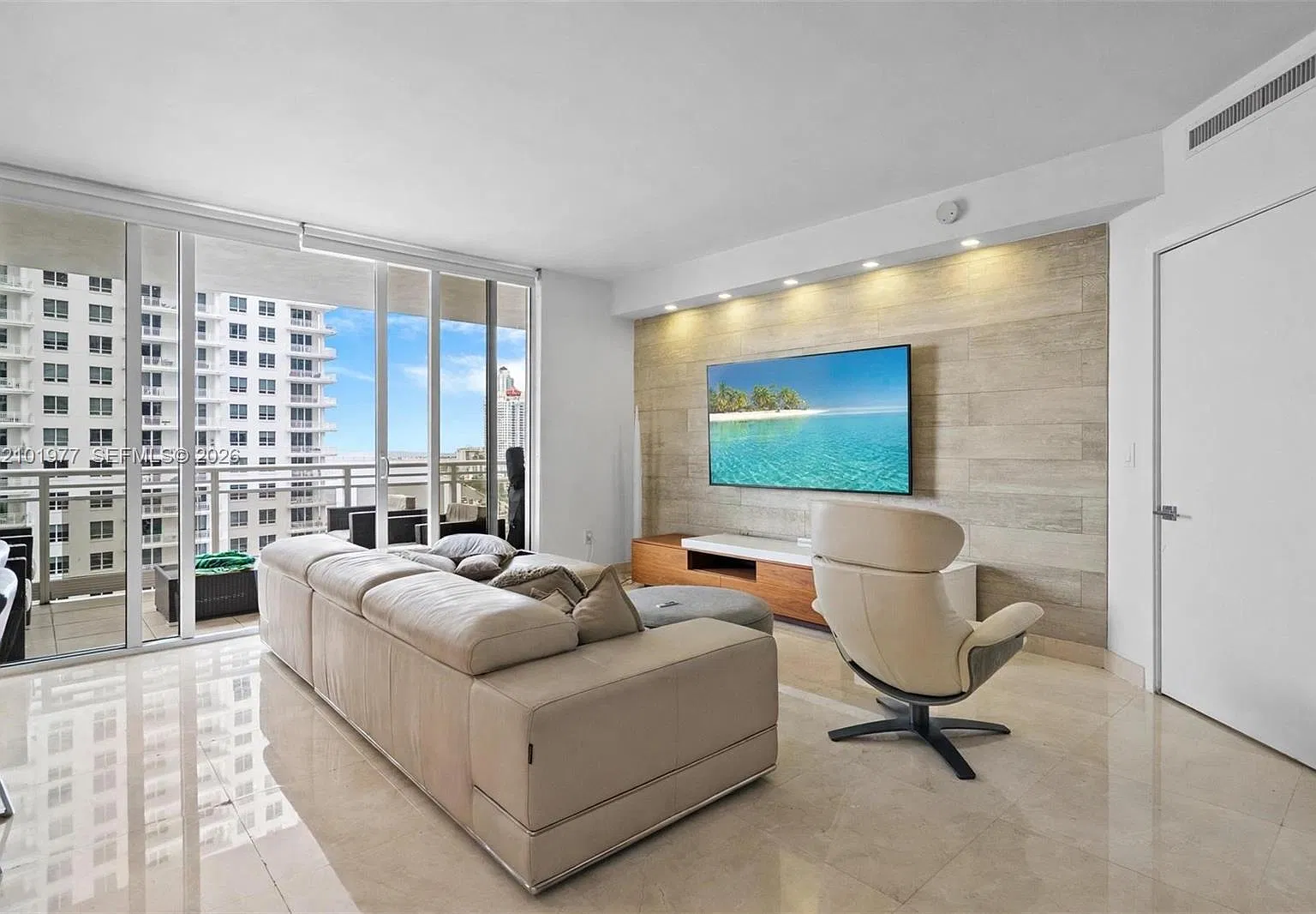 Carbonell Condo — Photo 3