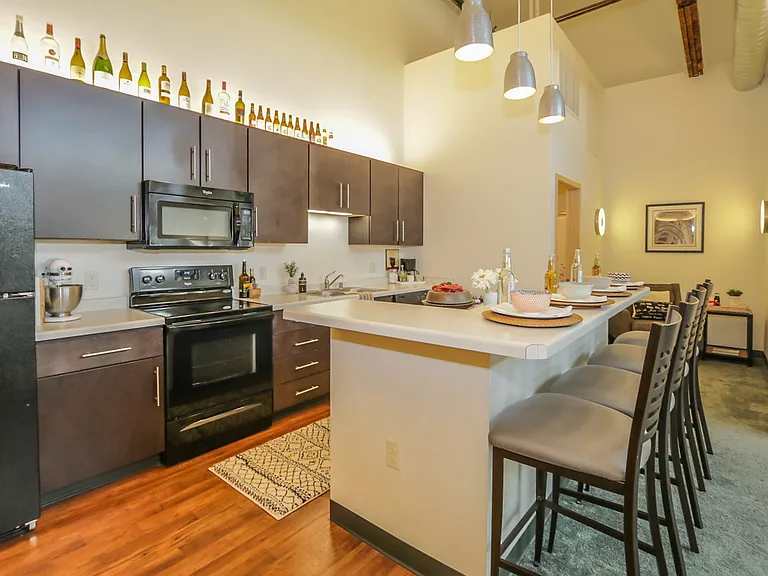 142 W Johnson St — Photo 15