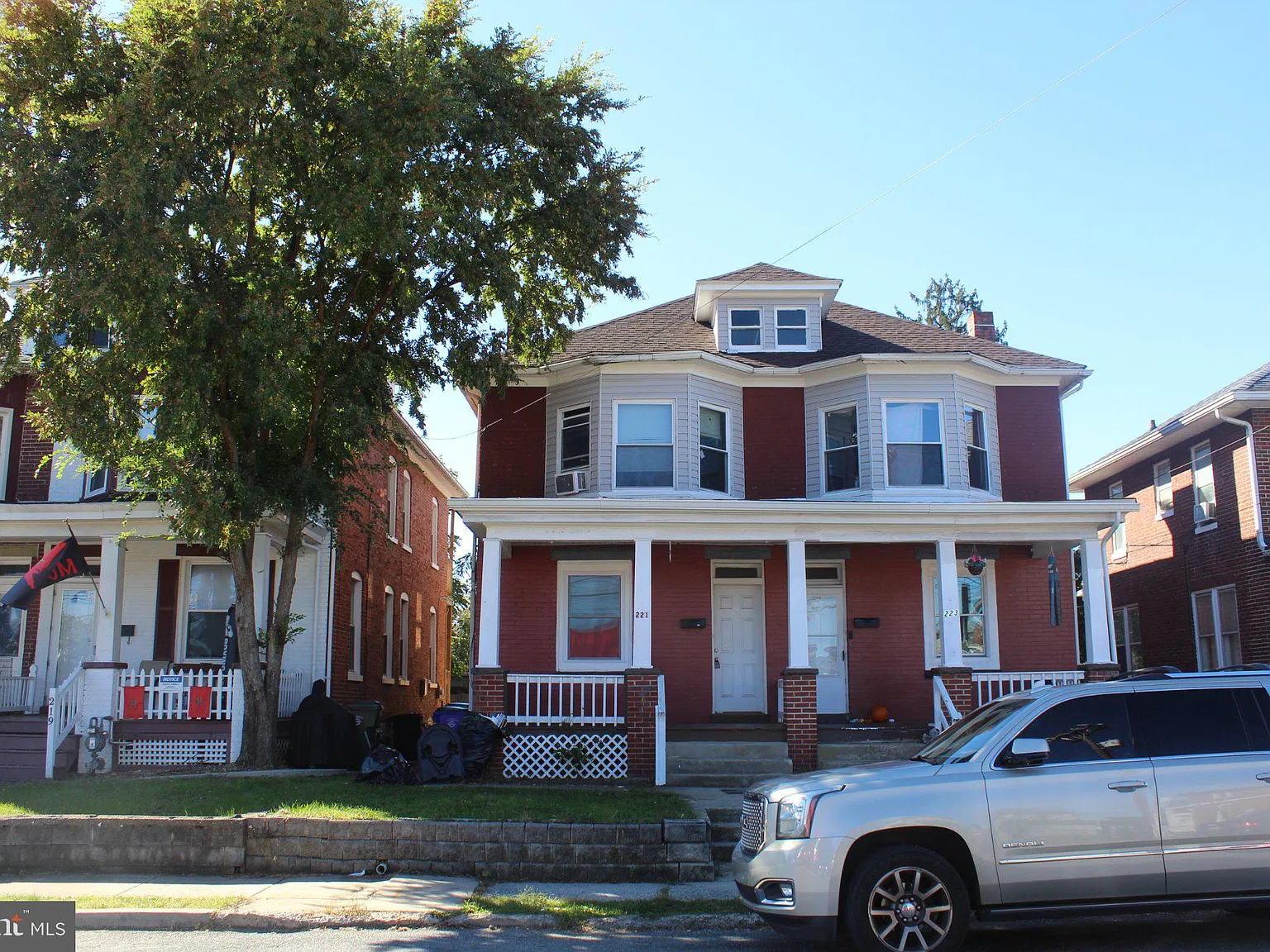 3 bed, 1.0 bath, 1236 sqft, $1,700 — Photo 1
