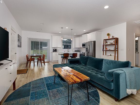 2nd image of 252 Estabrook Rd