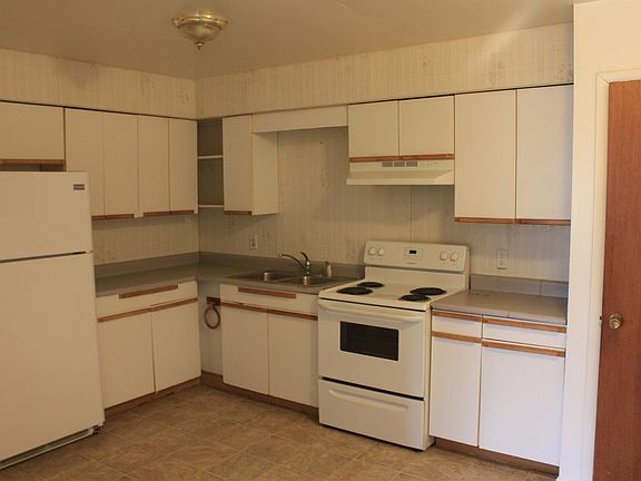 2nd image of 408 Hickory Cir #6