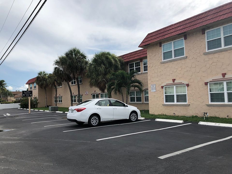 1st image of 221 SE 9th Ave #111