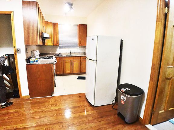 2nd image of 81 Bay 28th St #1R