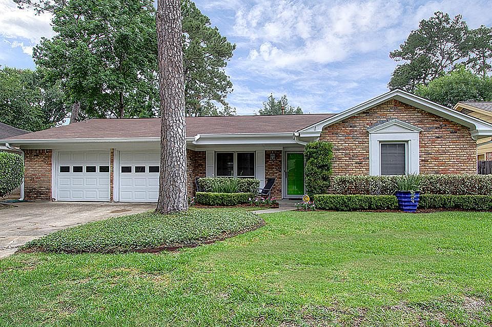 Lovely Traditional One Story Home located in the Convenient Shepherd Park Plaza Subdivision.