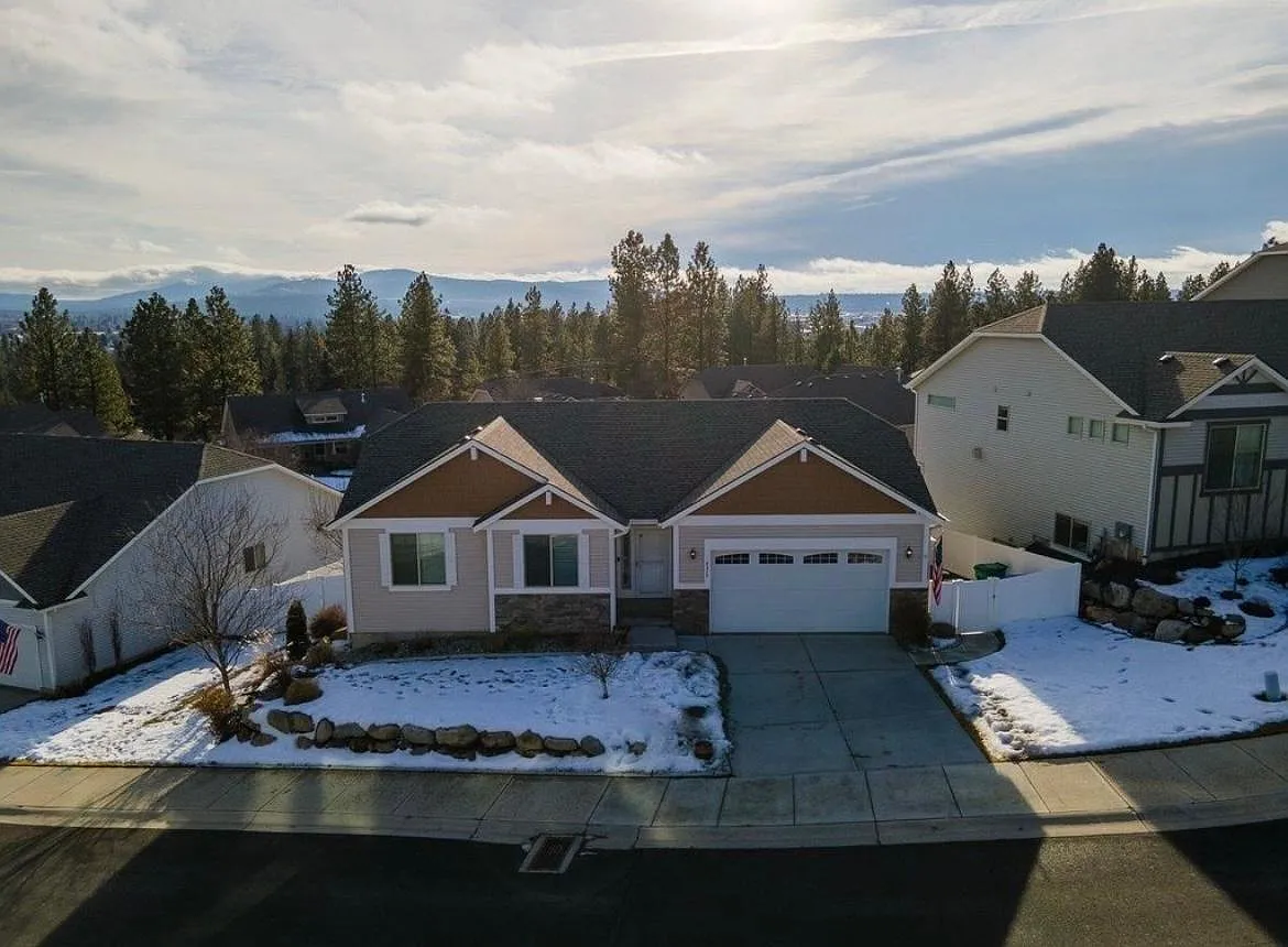 4 bed, 2512 sqft, $3,100 — Photo 2