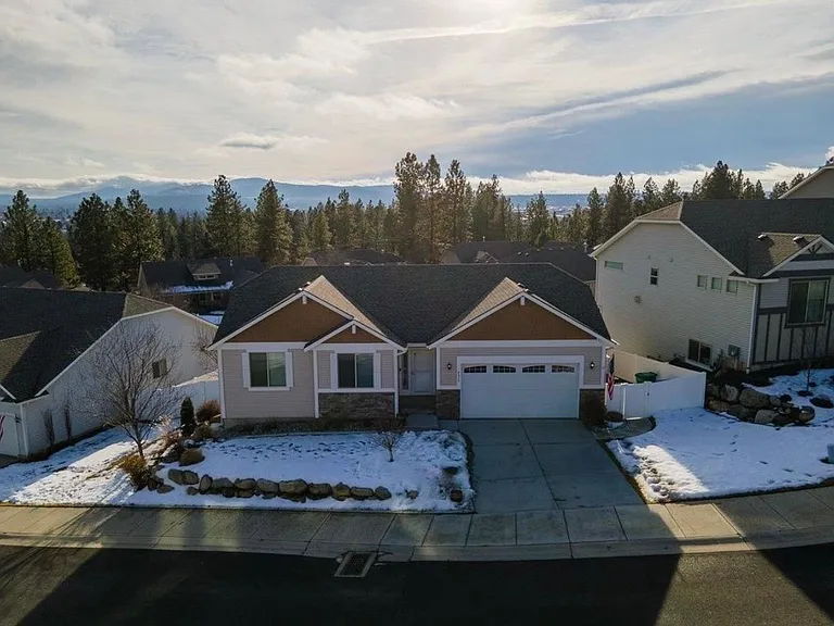 4819 N Emerald Ln — Photo 2
