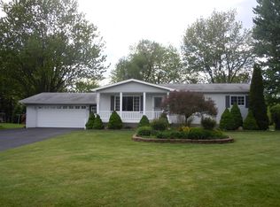 5446 Robin Dr, Grand Blanc, MI 48439