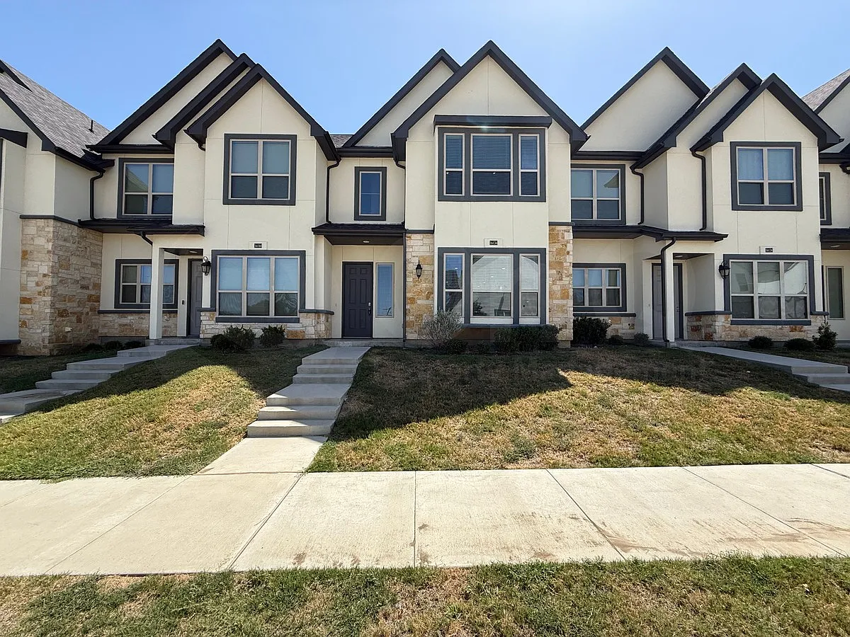 4 bed, 2.5 bath, 2159 sqft, $2,449 — Photo 2