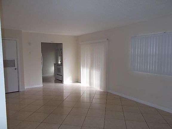 4th image of 4923 Vincennes Ct APT 4