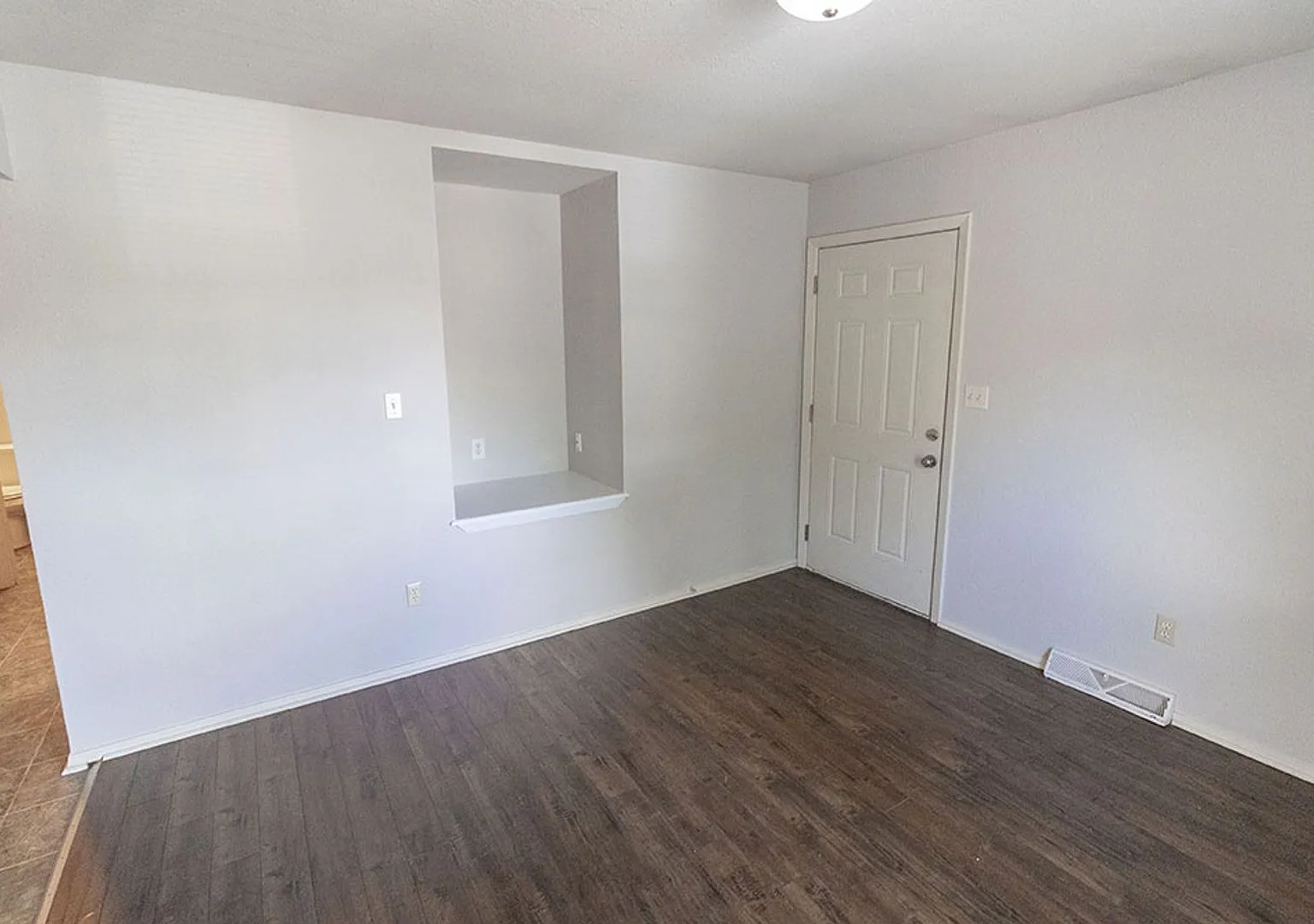 Stonegate Complex -- Fully Furnished and Utilities Included! — Photo 3