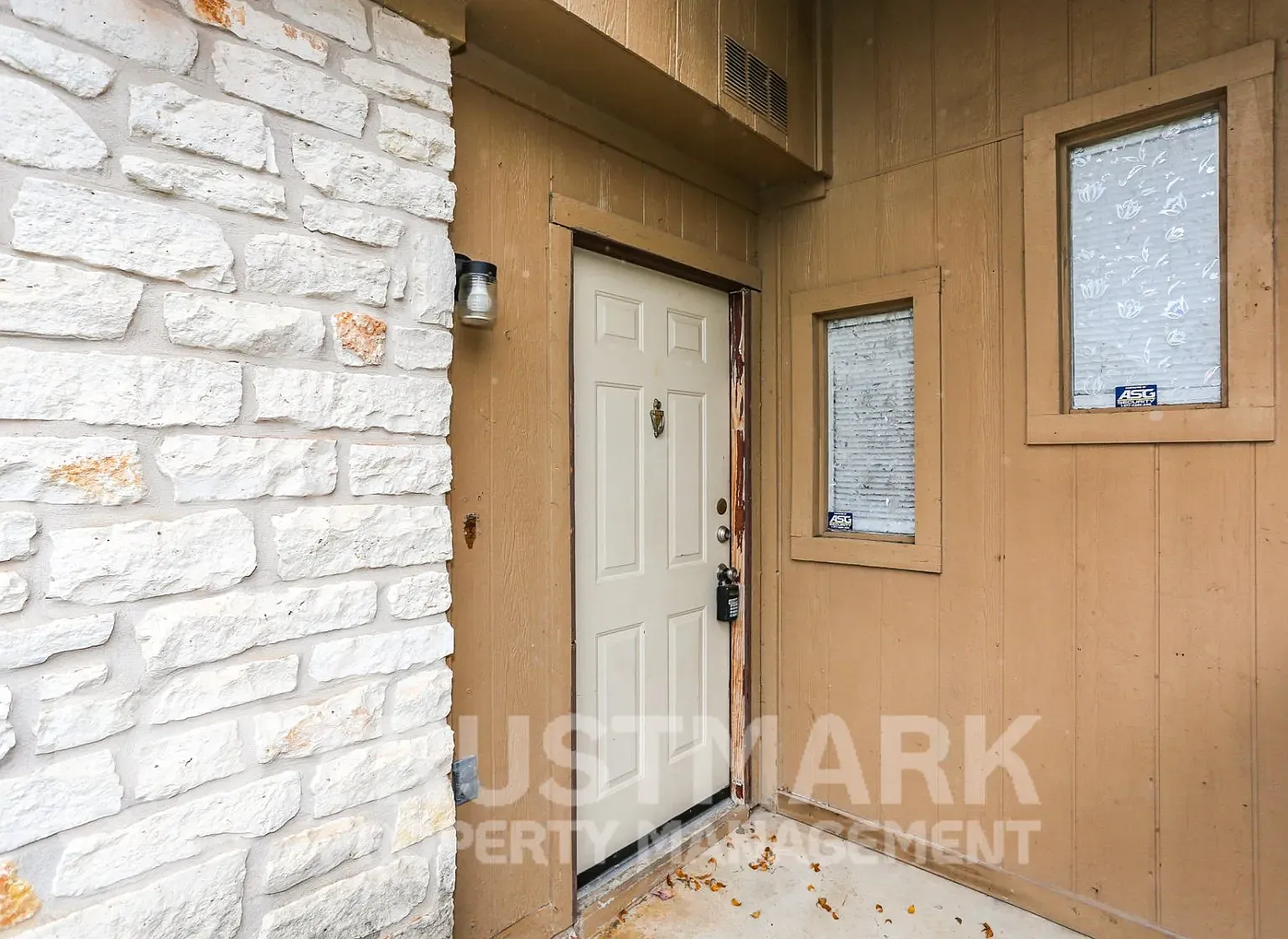 Royalcrest1120 — Photo 2