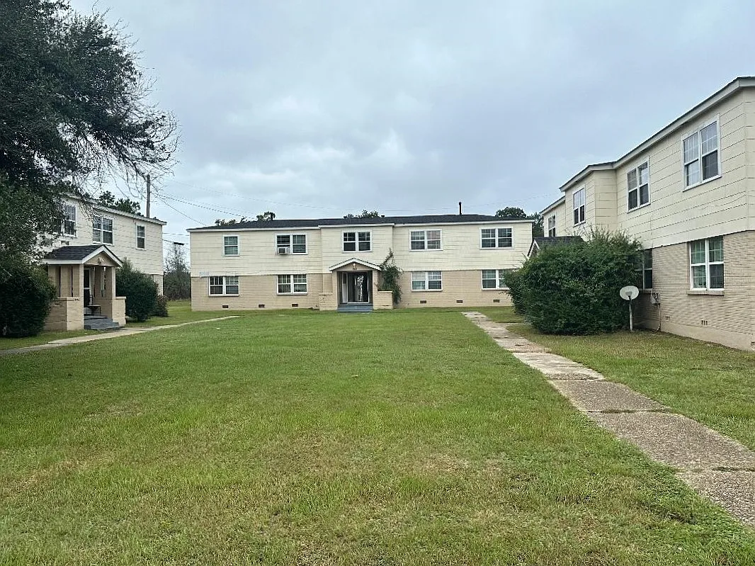 901 E Lion Dr — Photo 2