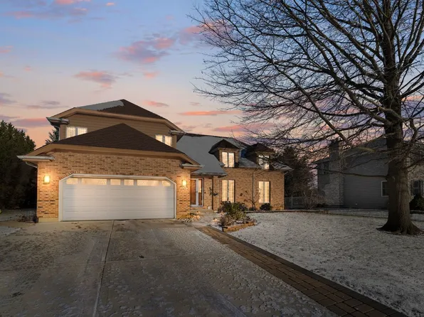 201 Amber Ct, West Chicago, IL 60185