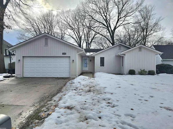 2831 W Village Ln, Port Huron, MI 48060