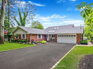 3 Stark Dr, Center Moriches, NY 11934