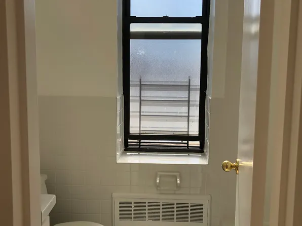 697 Dawson Street image 10 of 14