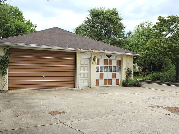 4th image of 7555 Railroad St