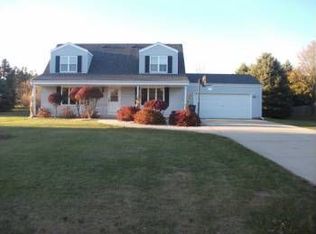 615 Prairie View Dr, North Prairie, WI 53153