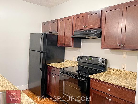 5th image of 1056 W Fulton St