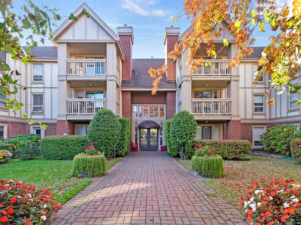 843 22nd St #205, West Vancouver, BC V7V 4C1